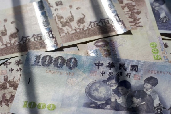 搶救出口!新台幣貶破33元