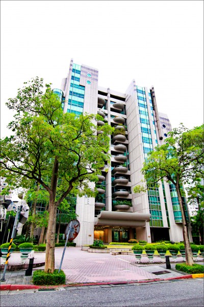創見束家錢進房市 買樓又買地