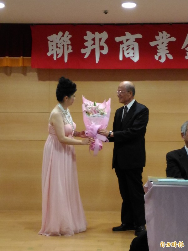 聯邦銀股東常會 股東獻花打氣