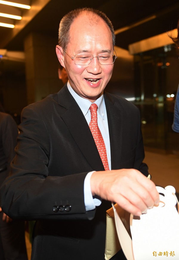辜成允摔傷送醫 台泥稱傍晚將對外說明