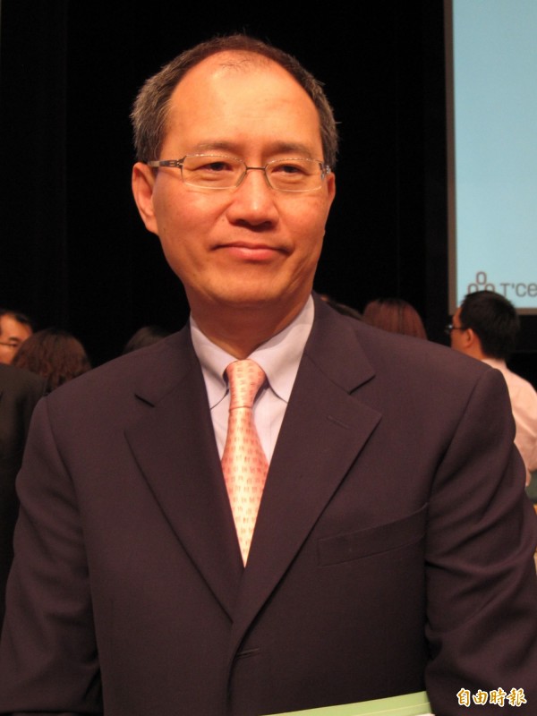 辜成允平易近人 出差坐經濟艙、喜愛吃路邊攤