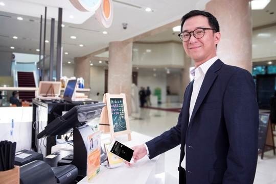 Apple Pay開刷 國泰世華銀副董搶先體驗