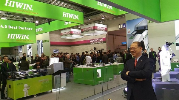 上銀機器手臂揮 光劍 梅克爾現場看展意外合影 自由財經