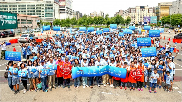 花旗義工日 400員工「旗心相挺」