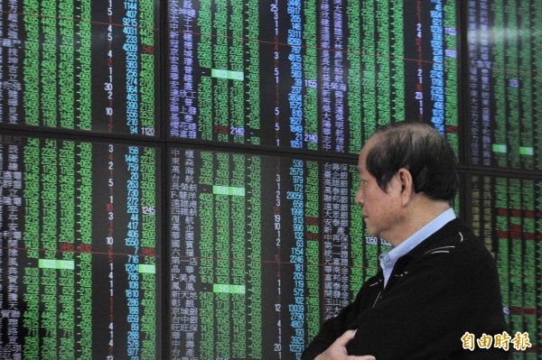 台股、港股大跌 股王大立光一度觸及跌停
