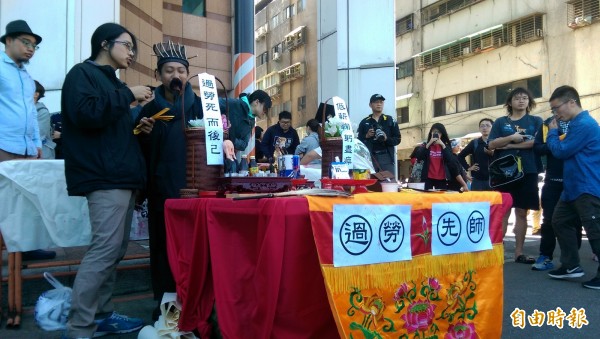 反修勞基法遊行 勞團設香壇先拜「過勞先師」