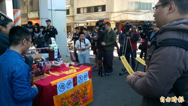 反修勞基法遊行 勞團設香壇先拜「過勞先師」