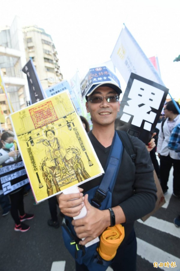 反修勞基法遊行 勞團設香壇先拜「過勞先師」