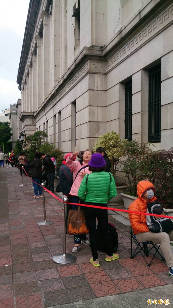 狗年生肖套幣開賣 民眾排隊搶購