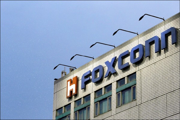 FII上市、賣夏普股權 鴻海為赴美設廠?