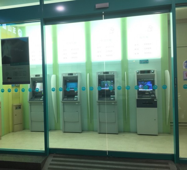 週六晚ATM存錢遭吞 銀行客服稱週一才處理挨批