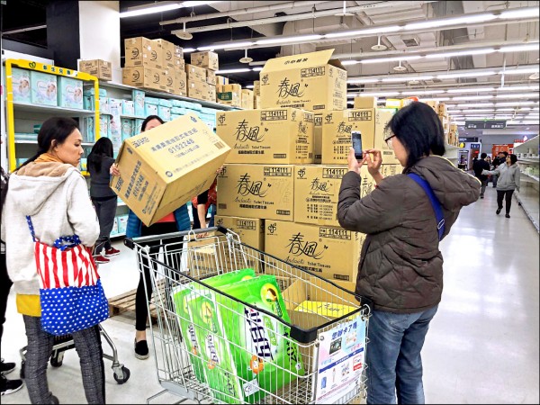 衛生紙搶購囤貨未歇 業者趕貨不敢想利潤
