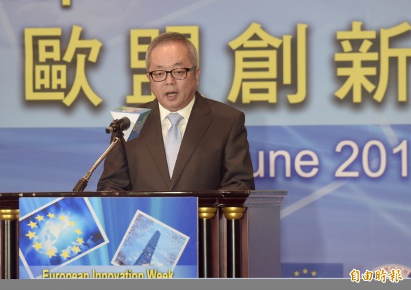 行政院副院長施俊吉表示,台灣股市創下上萬點以來最長紀錄,國內外機構投資人和散戶同步進入台股市場交易,代表台股萬點是健康的。(資料照)
