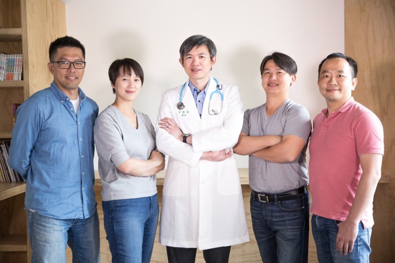 是「Cubo 集結了 AI 智慧專家和專業醫療（左起為 Cubo 技術長沈時宇、Cubo 共同創辦人林欣誼、小兒科醫生葉勝雄、Cubo 營運長單康寧、Cubo 執行長曾志新）（貝殼放大提供）」