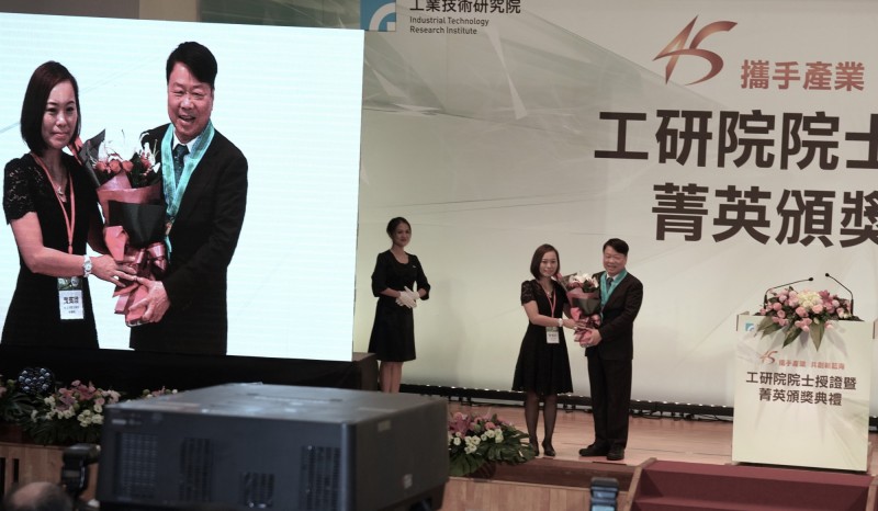 友嘉集團總裁朱志洋獲選為工研院第七屆院士,致辭結束後,女兒友嘉集團董事朱姵穎上台相擁獻花,充分表現出父女情誼。(記者陳炳宏攝)