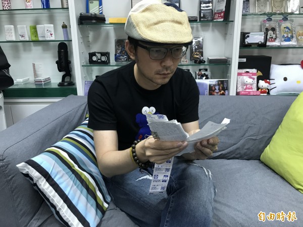 Tim哥檢示此次遊日刷卡明細。（記者高佳菁攝）
