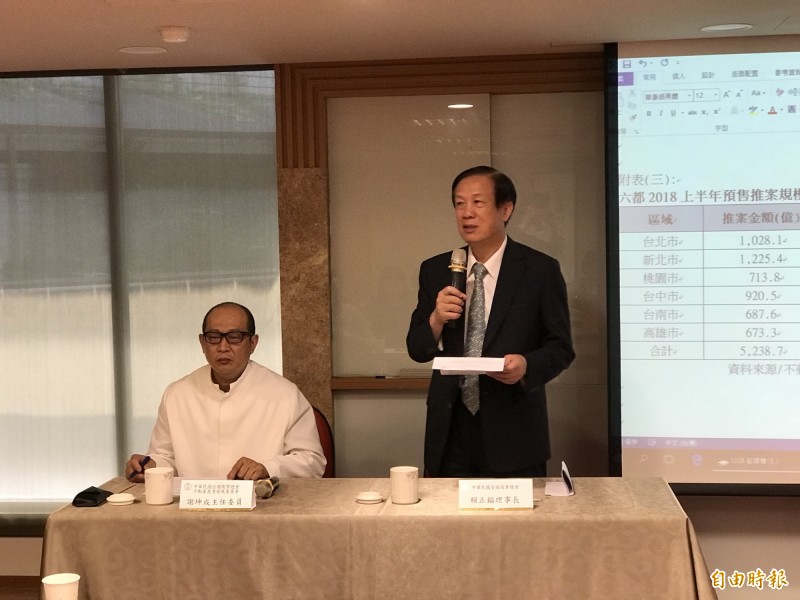 全國商總理事長、鄉林集團董事長賴正鎰(右)認為,上半年房市熱度能延續至下半年,並預估全年全國新案推案金額可達1.2兆元(記者徐義平攝)