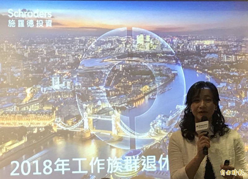 施羅德投信主管吳佳嫺講述勞工在退休金準備上普遍遇到的困難。(記者李雅雯攝)