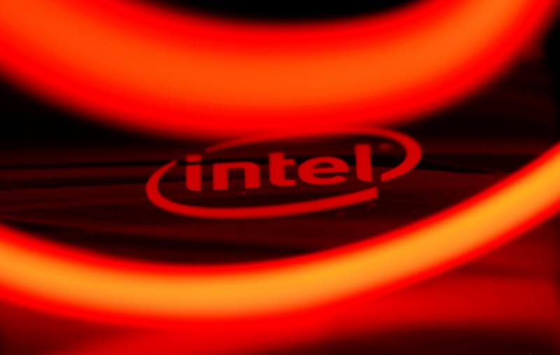 AMD晶片製程進展快速，英特爾認為現階段專注升級現有晶片便能應對。（路透）