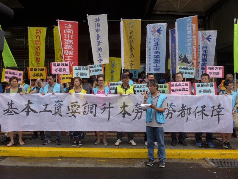 團結工聯等勞團訴求基本工資一次漲足。（記者李雅雯攝）