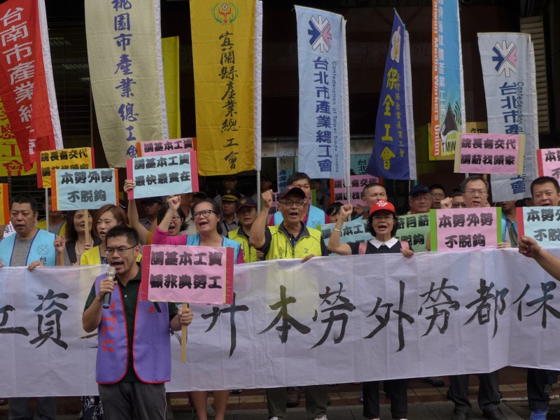 勞團訴求基本工資月薪應上調到28862元，時薪則應調整到182元。（記者李雅雯攝）