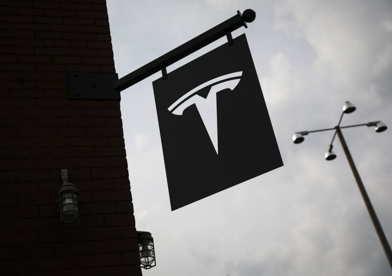 電動車廠特斯拉(Tesla)日前驚傳將下市,在此之前,特斯拉除執行長馬斯克(Elon Musk)以外的兩大股東皆在第2季減持股份。(法新社)