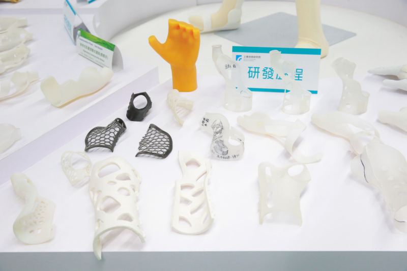 透過「3D列印設計服務共創平台」，設計並列印出個人專屬的輔護具，具有精準貼身、舒適及結構輕量化的優點。（圖片由工研院提供）