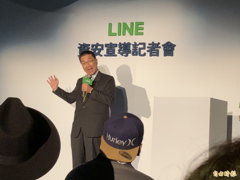 內政部長徐國勇,十足誇張的表情,讓大家對如何防止網路詐騙,留下深刻的印象。(記者陳炳宏攝)