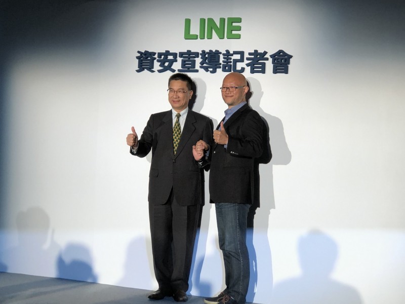 內政部長徐國勇(左)與LINE台灣總經理陳立人,攜手宣布「2018年LINE資安宣導活動」正式起跑。(記者陳炳宏攝)
