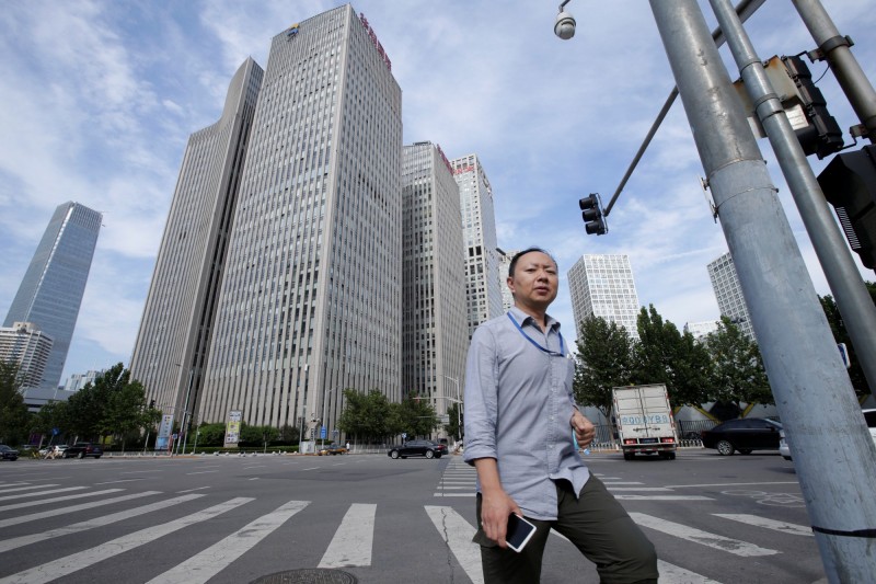 日前房產公司副總裁才預告長租公寓爆倉將比P2P暴雷更加危險，本週杭州長租公寓「鼎家」就宣告破產。圖為中國街頭。（示意圖，路透資料照）