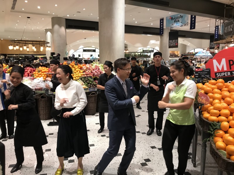 貿協董事長黃志芳（右二）赴泰國推廣台灣精品, 與Emporium超市員工互動。（記者羅倩宜攝）