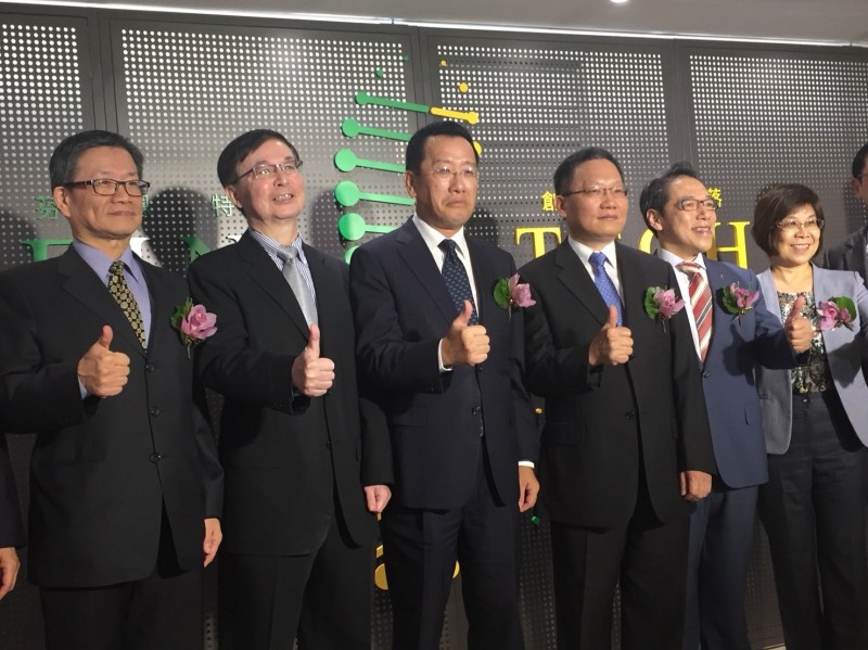 金管會主委顧立雄(左三)今天出席「芬恩特創新聚落」啟用儀式。(記者王孟倫攝)