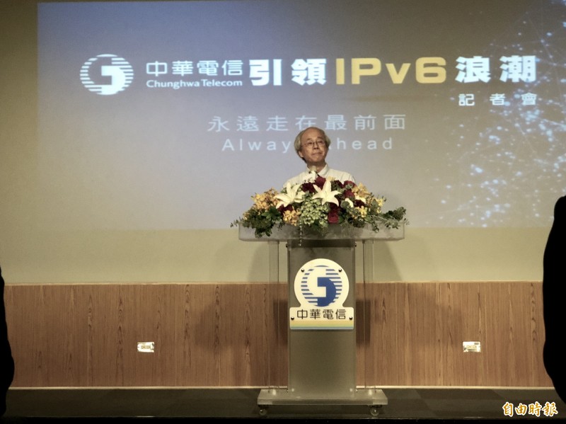 財團法人中華民國國家資訊基本建設產業發展協進會（NII）董事吳國維表示，目前IPv4的IP位址因奇貨可居，網路上已經1美分喊價到15美元，不升級以後就要花天價才能購得使用，而IPv6目前幾乎免費，且目前Google統計，IPv6全球網路流量已經佔25%，預估四年後可達50%，屆時沒使用IPv6，可能會失去與網路一半用戶溝通的商機。（記者陳炳宏攝）