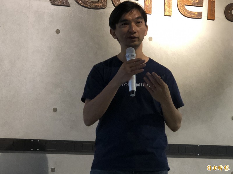 優拓資訊共同創辦人，也是台大電機系教授黃鐘揚指出，未來將是一個人跟機器人溝通的新時代，不會再有已讀不回的事情發生。（記者陳炳宏攝）