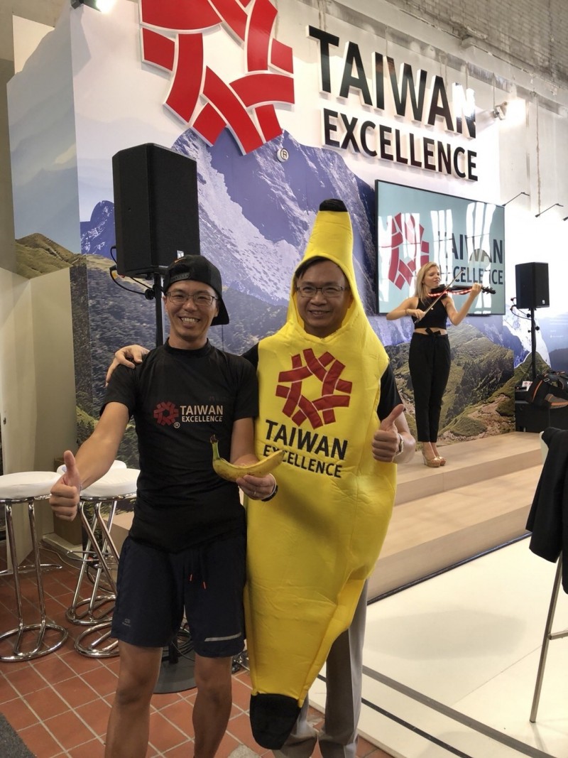柏林馬拉松的台灣創意跑者陳柏安（左）訂製香蕉裝出賽，右為貿協董事長黃志芳。（貿協提供）#
