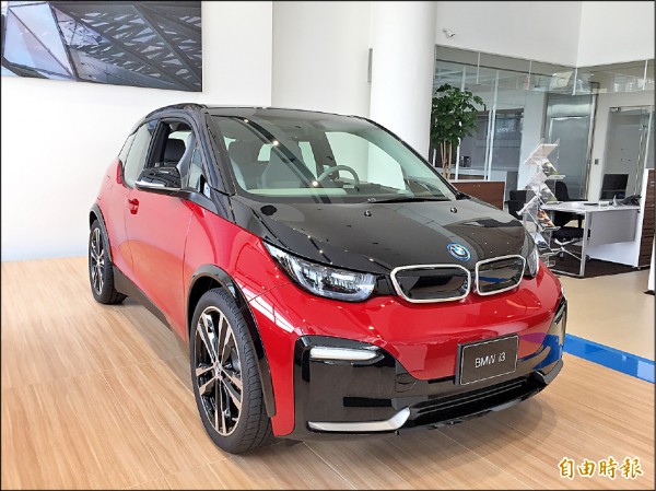 行政院「空氣污染防制行動方案」祭出2040年台灣新售汽車全面電動化，車商憂心若欠缺配套，國產車廠恐不敵進口電動車。（記者楊雅民攝）