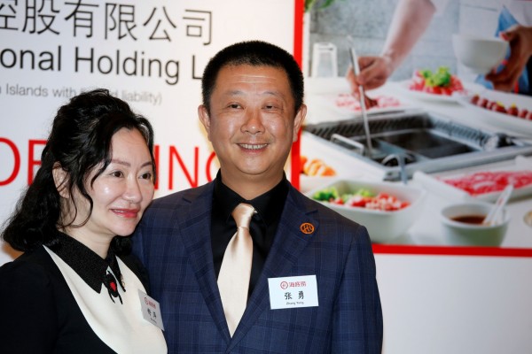 張勇（右）、舒萍（左）夫婦憑藉著海底撈在港交所上市，財富飆漲10倍，以550億躍居榜單第34位。（路透資料照）