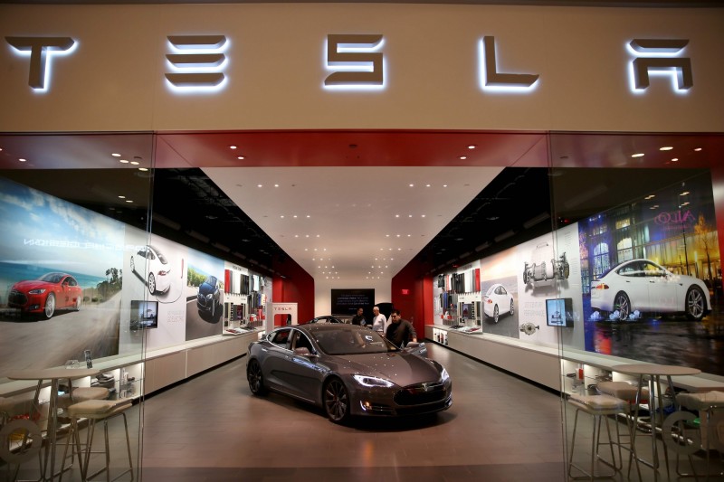 在電動車場特斯拉(Tesla)日前宣佈,其第3季超越預期的交付8萬3500輛車後,特斯拉Q3的美國銷售量也超過6萬9千輛,首次擊敗賓士的6萬6千輛。(法新社)