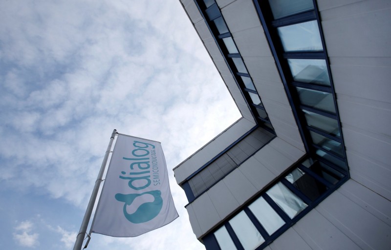 蘋果晶片供應商戴樂格半導體表示，雖然該公司業務並未受到貿易戰影響，但正「謹慎觀察」美中之間的貿易衝突。圖為戴樂格旗幟。（路透）