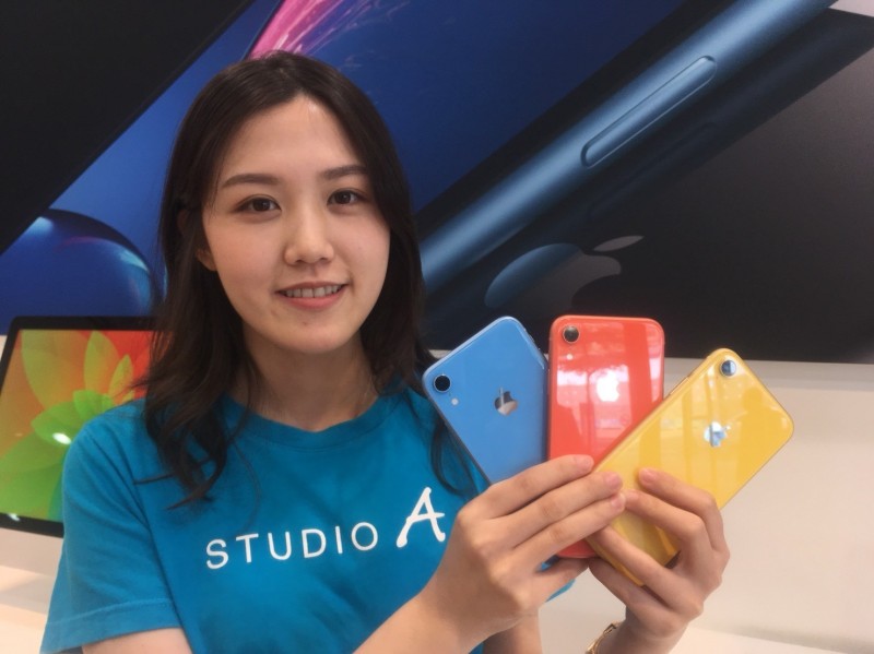 iPhone XR新色藍、橘、黃搶眼。（記者陳柔蓁攝）