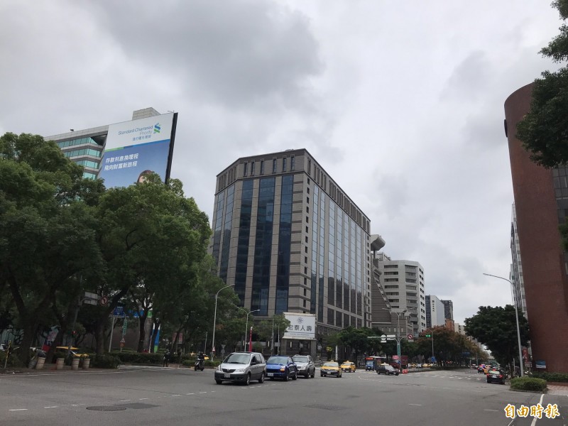 內政部營建署今發布第二季房價負擔能力指標統計,全國房價所得比為9倍、貸款負擔率則約36.90%,均較上季出現微減情形。(記者徐義平攝)
