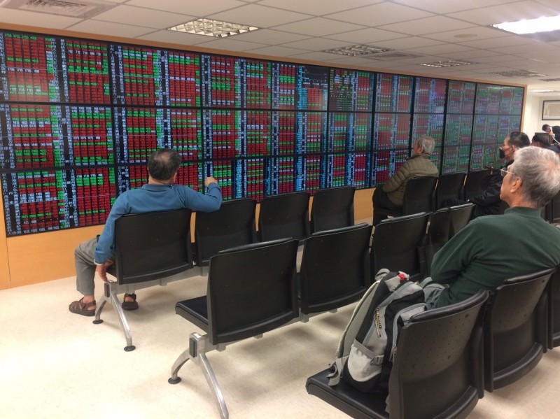 激情過後，台股跌54點收10083點（資料照）