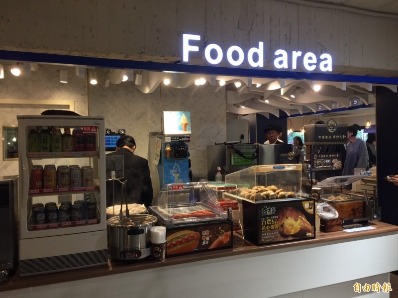 店內供應的12款輕食，則訴求與星巴克（Starbucks）同等級，但價格較星巴克便宜約2成（記者楊雅民攝）