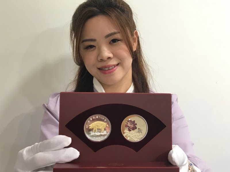 央行豬年生肖套幣1/17日正式開賣（記者陳梅英攝）