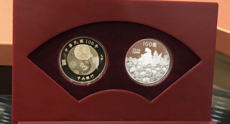 央行豬年生肖套幣1/17日正式開賣，今年發行的豬年生肖套幣正面為局部鍍金的「豬」圖樣，背面則是萬千信眾祈求保佑的媽祖繞境活動。（記者陳梅英攝）