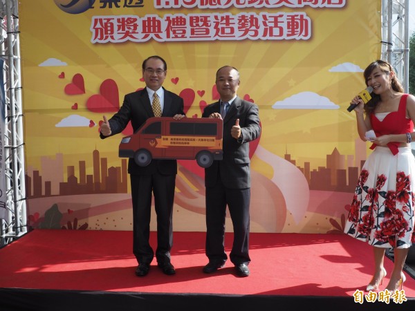 台彩總經理台彩總經理代頒280萬設備給草屯消防分隊，由第一大隊長林易慶（左2）代表接受。（記者陳鳳麗攝）