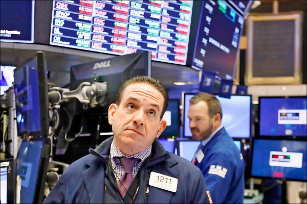 國際經濟情勢變化急轉彎，美國和歐洲兩大央行紛紛釋出溫和的「鴿派」訊息因應，投資人也採審慎觀望態度。（美聯社）