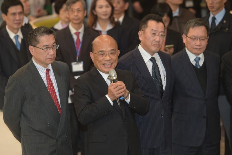 年關將近，行政院長蘇貞昌17日在內政部長徐國勇、金管會主委顧立雄與財政部長蘇建榮等陪同下，視察銀行臨櫃基本交易措施 ，了解銀行民眾存匯款狀況，並當場指示應該要改善查核措施以便民。（記者張嘉明攝）