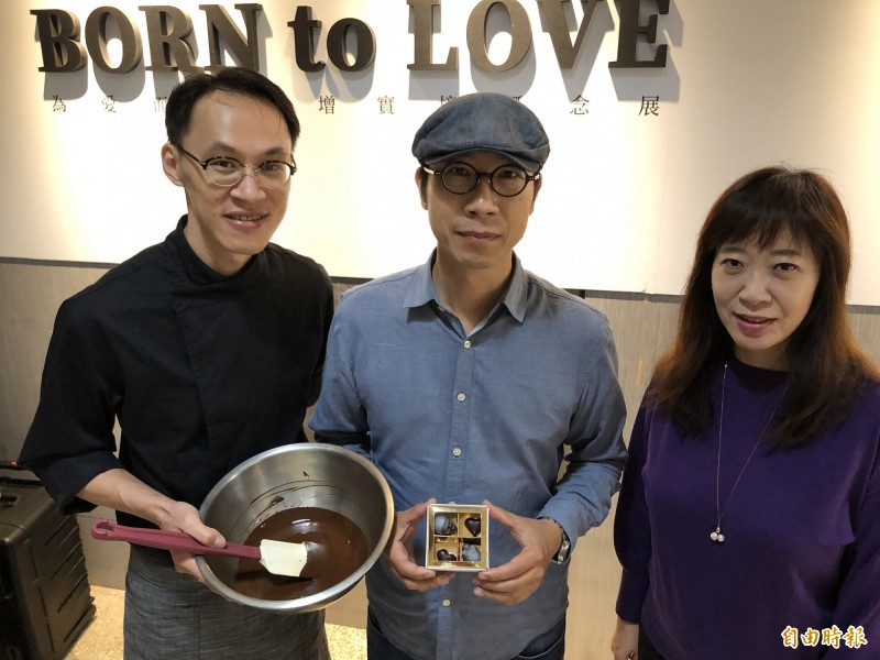 右起宇萌數位科技執行長白璧珍、Chocolat R巧克力職人品牌執行長藍志明、與Chocolat R巧克力職人甜點師傅王禹衡，共同為「BORN to LOVE」巧克力展揭開序幕，展期將延續到3月17日（記者陳炳宏攝）
