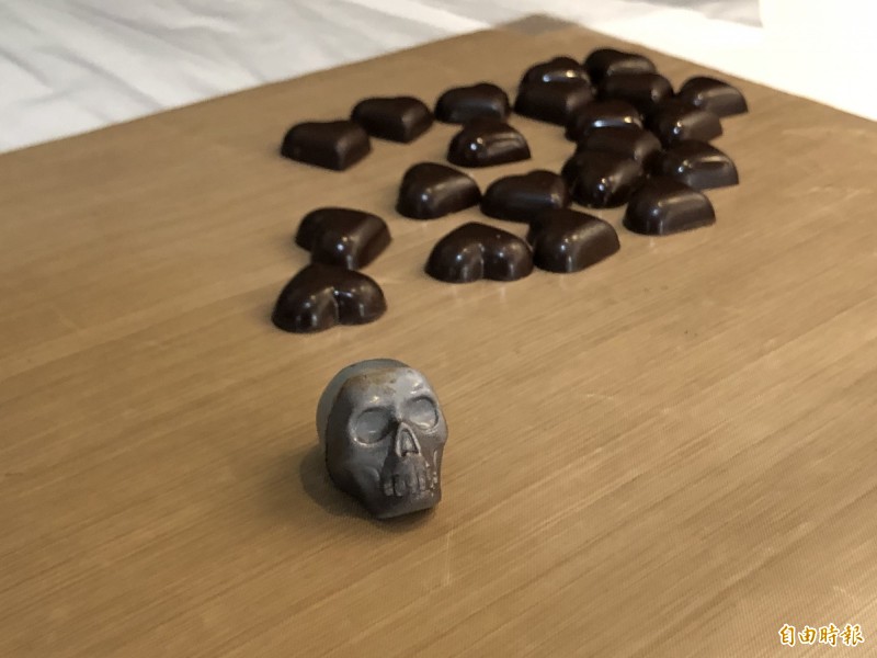 VSOP以及RUM巧克力，骷顱頭前半部用VSOP白蘭地與白巧克力，後腦勺則採用比法國巧克力更昂貴的屏東可可製造，含豐腴的紅棗風味，是台灣獨有風味。（記者陳炳宏攝）